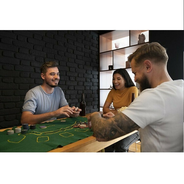 Poker Σετ 200 Μάρκες 20mm Αριθμημένες σε Μεταλλικό Κουτί με 2 Τράπουλες και Τσόχα