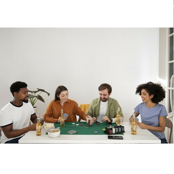 Poker Σετ 200 Μάρκες 20mm Αριθμημένες σε Μεταλλικό Κουτί με 2 Τράπουλες και Τσόχα