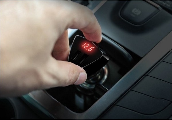 Φορτιστής Αυτοκινήτου Μαύρος Συνολικής Έντασης 3.4A με Θύρες: 2xUSB και Βολτόμετρο Μπαταρίας Remax RCC-208