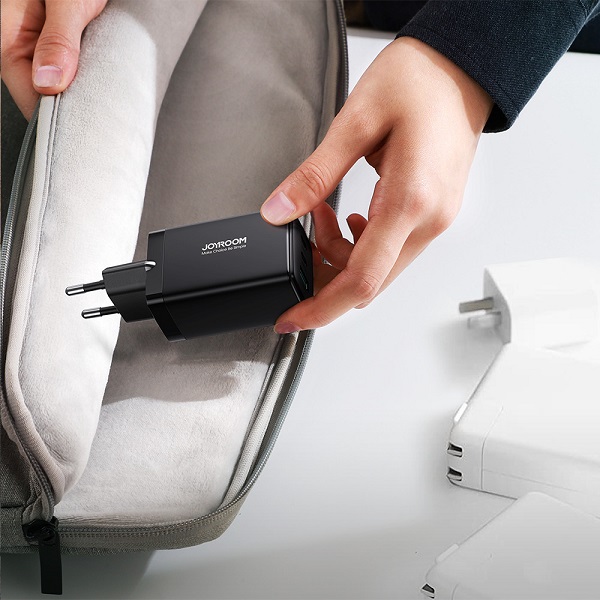 Φορτιστής με Θύρα USB-A και 2 Θύρες USB-C και Καλώδιο USB-C 65W Power Delivery Μαύρος